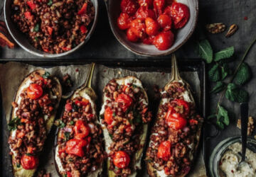 Fyldt aubergine med linsesalat, cremet hummus & stegte tomater